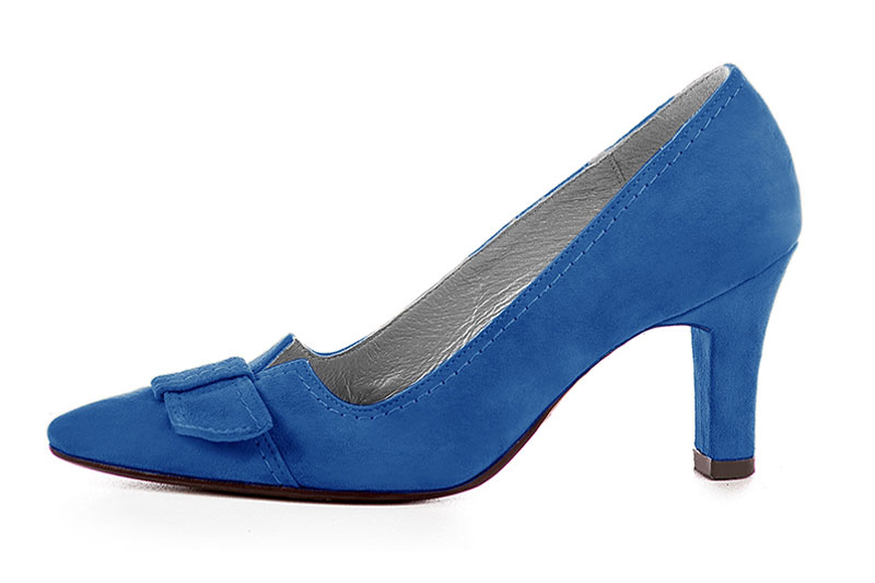 Electric blue women's dress pumps, with a knot on the front. Tapered toe. High kitten heels. Profile view - Florence KOOIJMAN